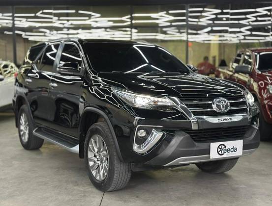 TOYOTA HILUX SW4 2.8 SRX 4X4 7 LUGARES 16V TURBO INTERCOOLER DIESEL 4P AUTOMÁTICO TOYOTA HILUX SW4 2.8 SRX 4X4 7 LUGARES 16V TURBO INTERCOOLER DIESEL 4P AUTOMÁTICO